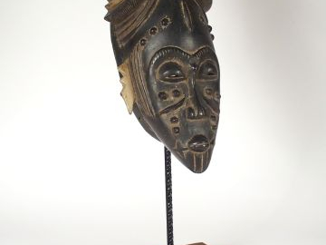 Masque africain baoulé en bois sculpté et peint sur un socle. Dim masq