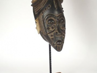 Vente aux enchères Masque africain baoulé en bois sculpté et peint sur un socle. Dim masq