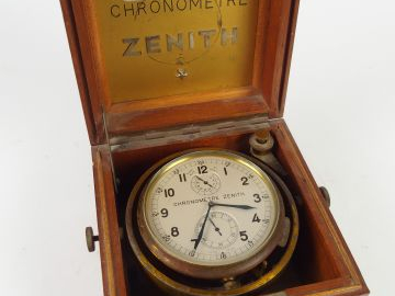Chronomètre de marine Zénith dans son coffret en acajou. Dimensions du