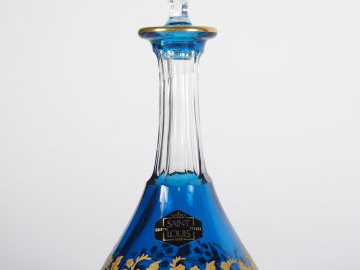 Flacon en cristal de St Louis à décor de branchages fleuris doré sur f