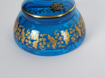 Bonbonnière en cristal de St Louis à décor doré sur fond bleu. Diam. D