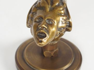 SALA   COMEZ. Orfèvre à Paris. Bouchon de radiateur en bronze. Signé. 