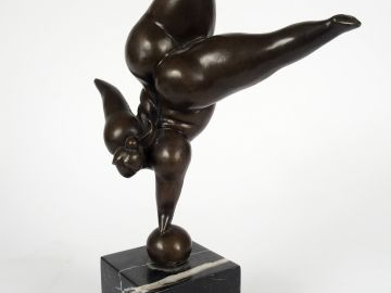 MILO 'Equilibriste'. Sculpture en bronze à patine brune sur un socle e
