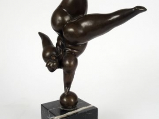 Vente aux enchères MILO 'Equilibriste'. Sculpture en bronze à patine brune sur un socle e