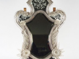 Vente aux enchères Miroir en verre de Venise à décor de feuillage et de fleurs, verre égl