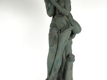 J. CAMBOS 'la cigale'. Sculpture en plâtre à patine verte. Signée. H. 