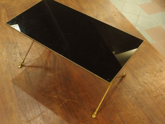 Vente aux enchères Table basse en bronze, plateau en verre teinté, piétement terminé en s