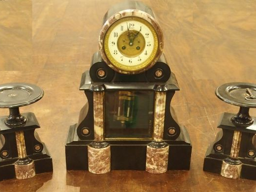 Garniture de cheminée en marbre bicolore comprenant une pendurne borne