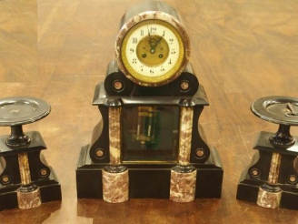 Vente aux enchères Garniture de cheminée en marbre bicolore comprenant une pendurne borne