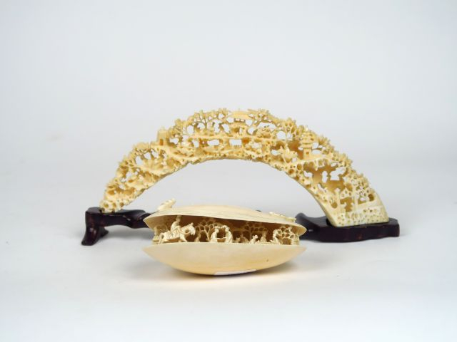 2 sujets en ivoire sculpté de Canton. Dim. 11 cm et 21 cm Poids : 188 