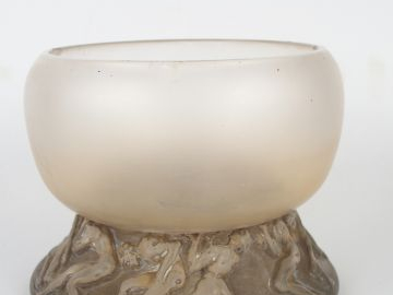 LALIQUE. Vase 'lutteurs' en verre moulé. Signé. R. Lalique. H. 14 cm (