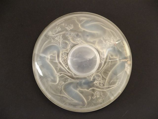 LALIQUE. Encrier en verre moulé opalescent. Signée Diam. 16 cm