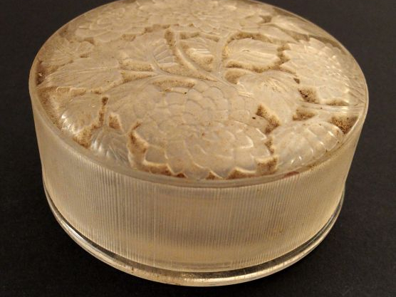 LALIQUE. Boite couverte en verre moulé à décor de fleurs sur le couver