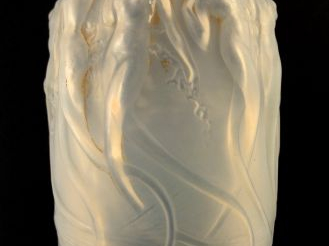 R. LALIQUE. Brûle-parfum en verre opalescent à décor de sirènes voir m