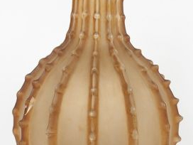LALIQUE. Vase. Signé à la roue. H. 20 cm (deux éclats sur le décor de 