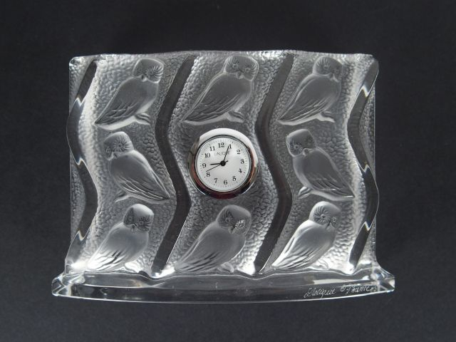 LALIQUE. Pendulette de bureau Hulotte en cristal. H. 9 cm dans son cof