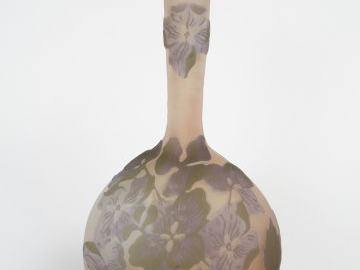 GALLE. Soliflore en verre à décor gravé en camée à l'acide de violette