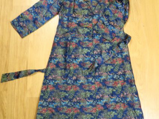 Vente aux enchères Un Kimono et deux soies brodées du Japon