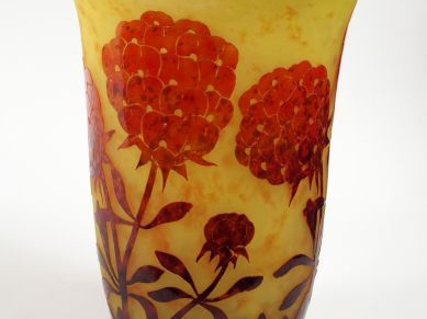 LE VERRE FRANCAIS. Vase en verre à décor gravé en camé à l'acide. Sign