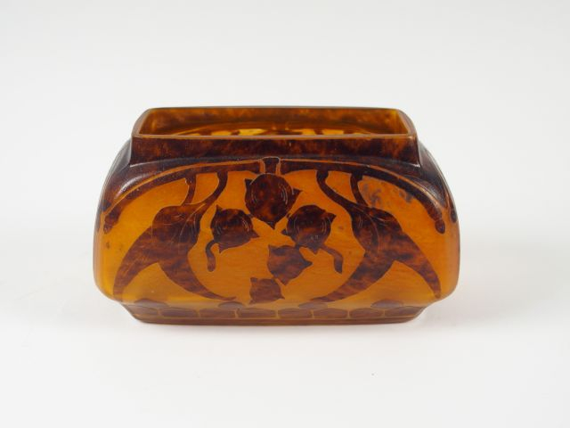 LE VERRE FRANCAIS . Jardinière 'marrons' en verre gravé en camée à l'a