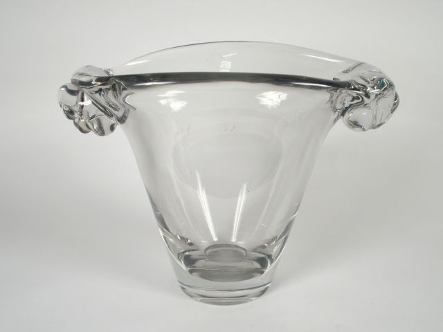 DAUM. Grand vase à anses en cristal. Signé. H. 28 cm