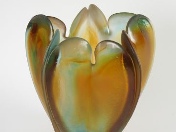 DAUM. Grand vase en verre polychrome. H. 30 cm. Signée et dans son cof