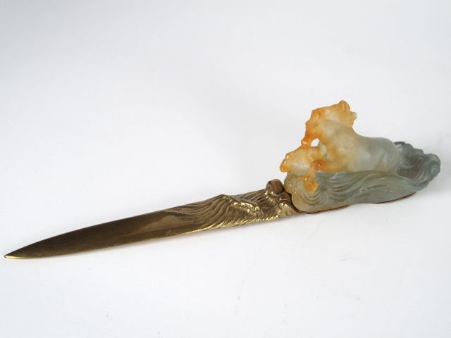 DAUM France. Ouvre lettre en métal et verre moulé figurant un cheval. 