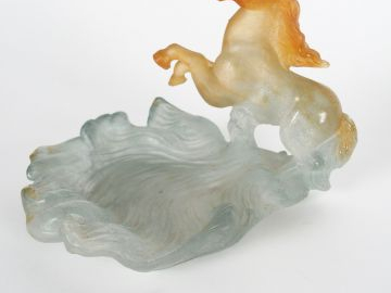 DAUM. Vide poche en verre moulé, à décor d'un cheval cabrant. H. 10,5 