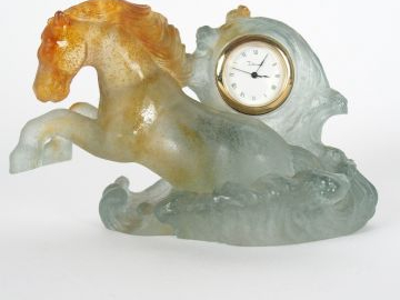 DAUM. Pendulette de bureau en verre à décor de cheval dans son coffret