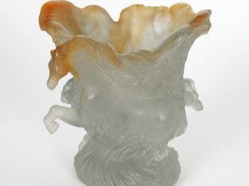 DAUM. Vase en verre moulé à décor de chevaux, dans son coffret