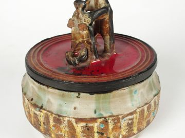 Pot couvert en céramique à décor polychrome, prises en forme de person