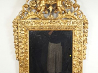 Vente aux enchères Glace italienne XVIIIe en bois sculpté et doré (redoré) à décor de feu