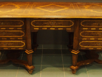 Vente aux enchères Grand bureau Mazarin en marqueterie, à décor de rinceaux feuillagés, o