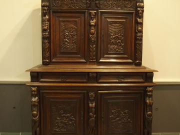 Buffet deux corps de style Haute Epoque décor mouluré et sculpté.