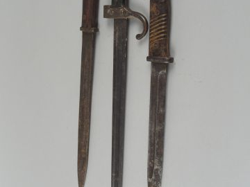 9-Lot de baïonnettes(3) sans fourreau composé d’une baïonnette de Maus