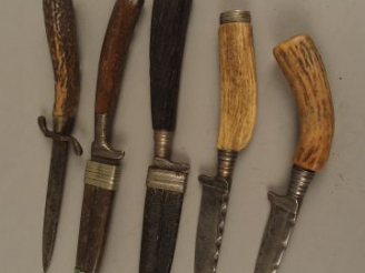 Vente aux enchères 13- Lot de couteaux germaniques dit knicker messer indifféremment util