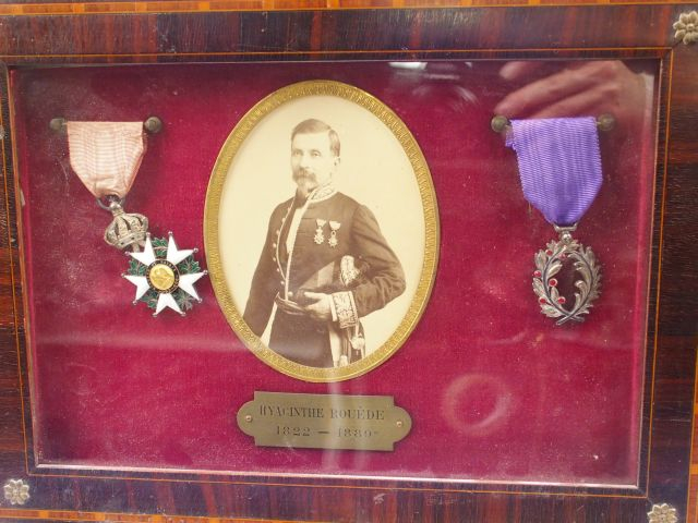 Joli tableau contenant un portrait en pied d’un haut fonctionnaire en 