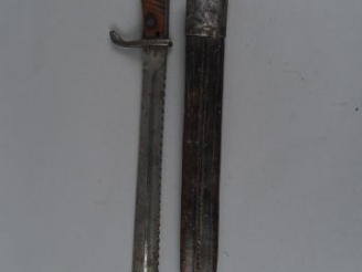 Vente aux enchères 26- Baïonnette Allemande modèle 98/05 à dents de scie modèle avec curi