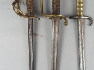 Vente aux enchères 47- Sabre 1845 d’adjudant sans fourreau, on y joint une baïonnette poi