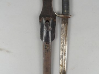 Vente aux enchères 50- Baïonnette de parade Allemande, pommeau en tête d’aigle stylisé, p