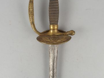 65 Epée d’officier de grenadier époque restauration. Lame triangulaire