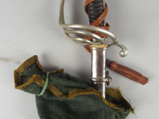 Vente aux enchères 67 Sabre modèle 1882 d’officier d’infanterie dans son fourreau tôle d’