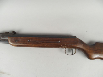 Vente aux enchères 93- Carabine a air comprimé DIANA, calibre 4,5. Compression de l’air f