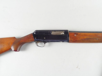 Vente aux enchères 121-  Fusil semi-automatique Franchi Verney-Carron à recul de canon ca