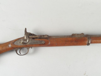 Vente aux enchères 129- Fusil à tabatière Anglais Snider monté fer, modèle à deux bandes,