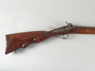 Vente aux enchères 133- Long fusil de chasse à percussion et à platine à l’arrière de fac
