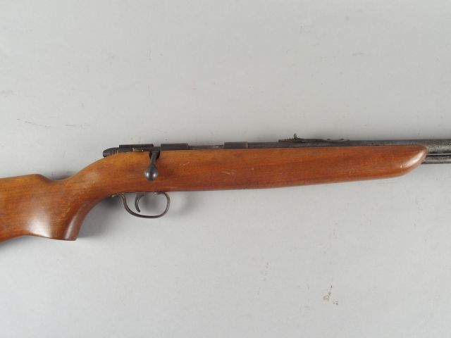136-  Epave de carabine calibre 22LR Remington Sportmaster, sans son t