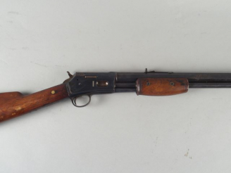 Vente aux enchères 137- Rifle à pompe Colt Lightning calibre 38 Colt numéro « 77825 » à c