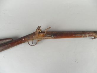 Vente aux enchères 154- Fusil mono coup de chasse à silex dans le gout d’un fusil régleme