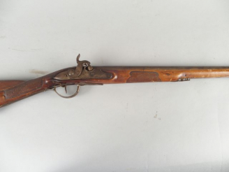 Vente aux enchères 161- Fusil de chasse à percussion Français à un coup, platine à l’avan